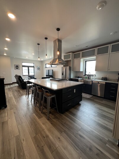 Modern 5bd mins from downtown