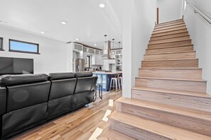 Smart TV, videogiochi, tavolo da ping pong