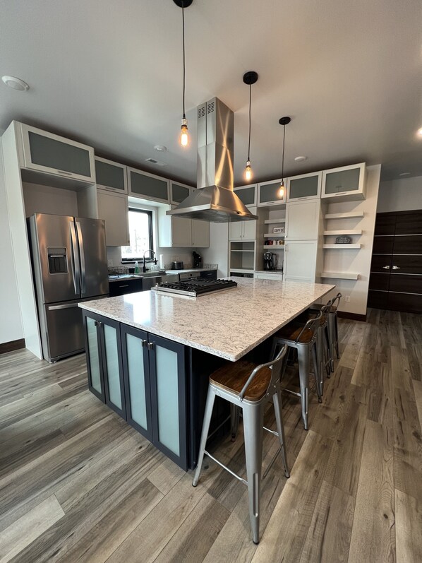 Fridge, microwave, stovetop, dishwasher