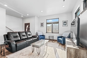 Smart TV, videogiochi, tavolo da ping pong