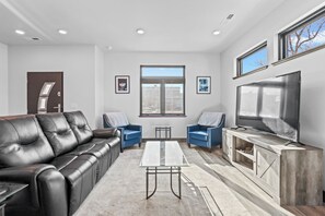 Smart TV, videogiochi, tavolo da ping pong