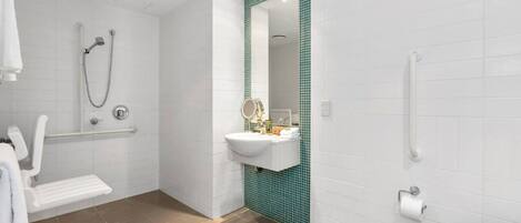 Een haardroger, handdoeken