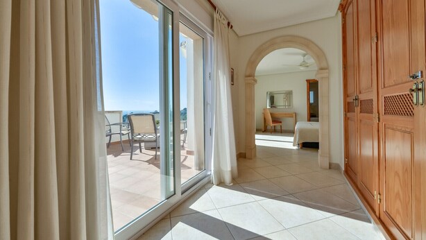 A hotel room with a balcony, a desk, and a bed. - Villa MyPlaceToBe Moraira (Moraira)