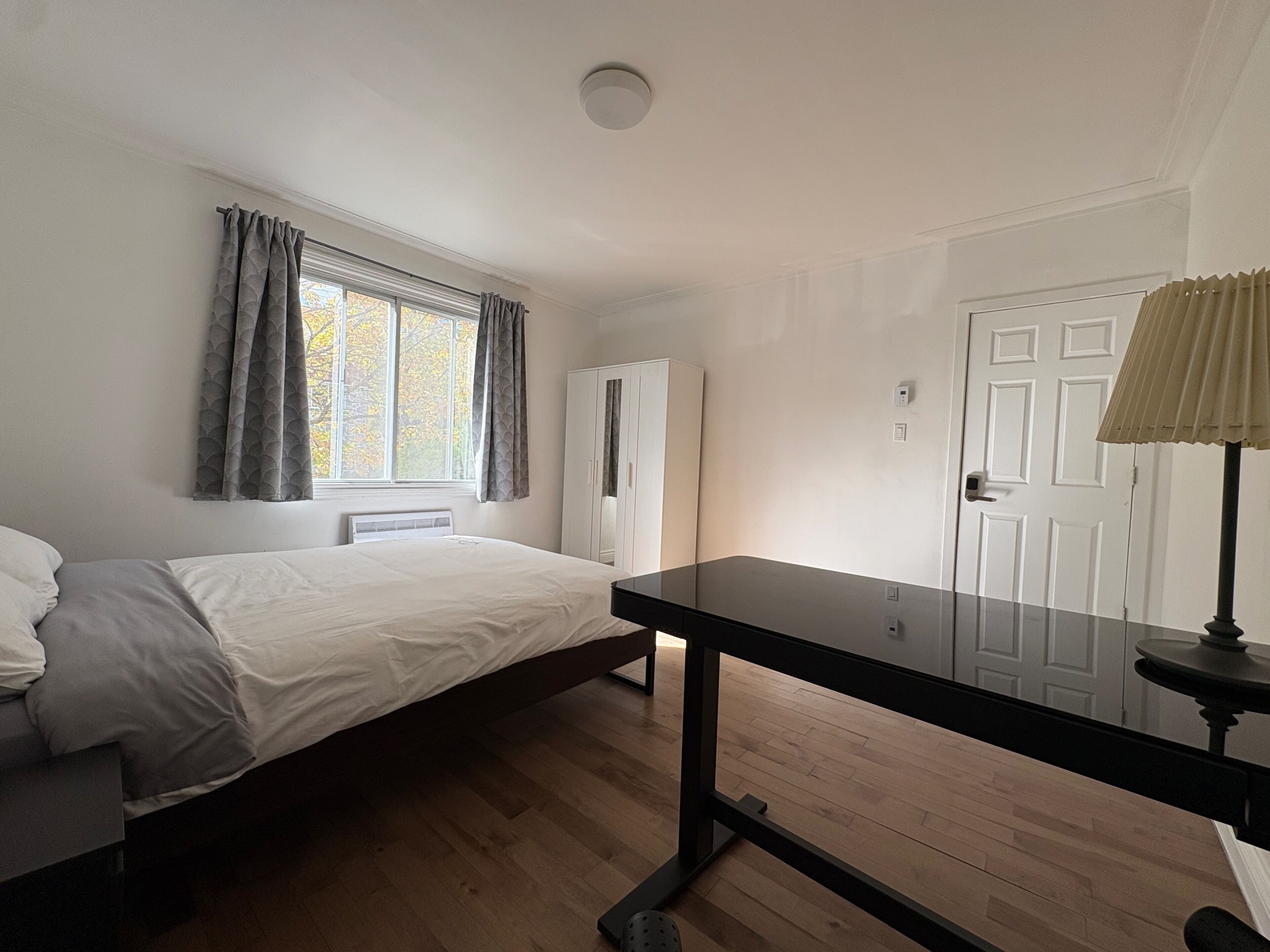3 habitaciones, escritorio, tabla de planchar con plancha y wifi 