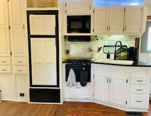 Een koelkast, een microgolfoven, een oven, een kookplaat