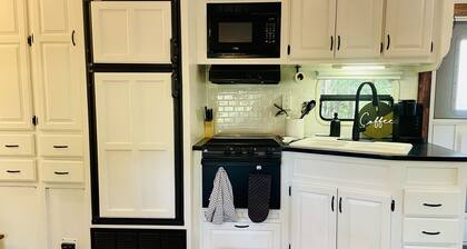 Cozy Boho Camping in 1Bedroom RV-5 min from Renfest!