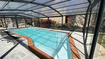 Een binnenzwembad en een verwarmd zwembad