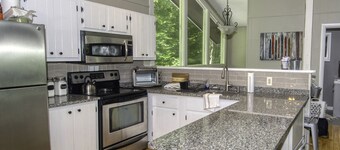 Cozy ski chalet - w/ Assoc amenities. 10 mins from Mount Snow