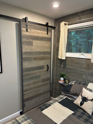 3 bedrooms, desk, iron/ironing board, WiFi