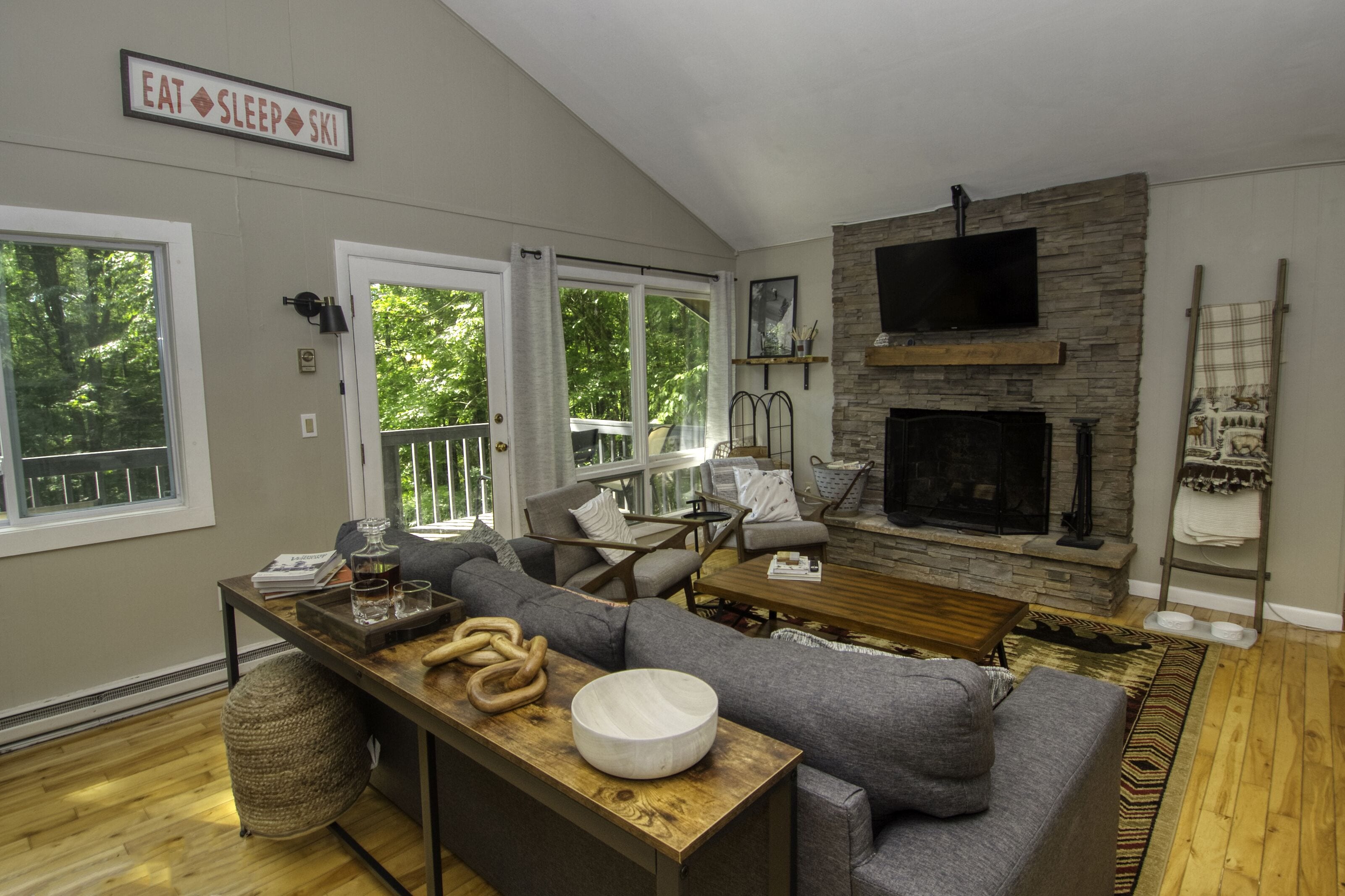 Cozy ski chalet - w/ Assoc amenities. 10 mins from Mount Snow