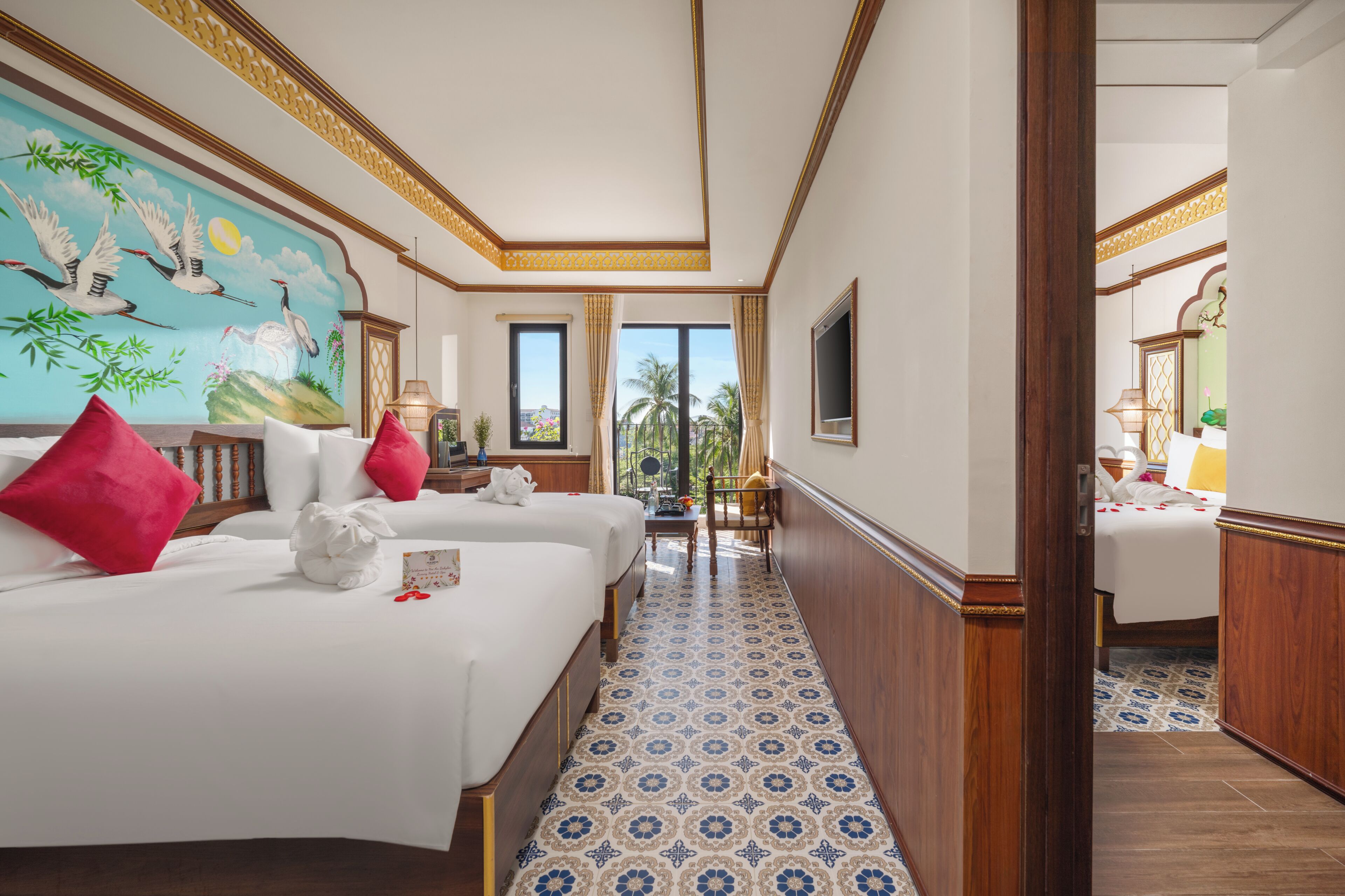 Habitación de hotel con dos camas, un mural, un ventanal grande y un suelo estampado.