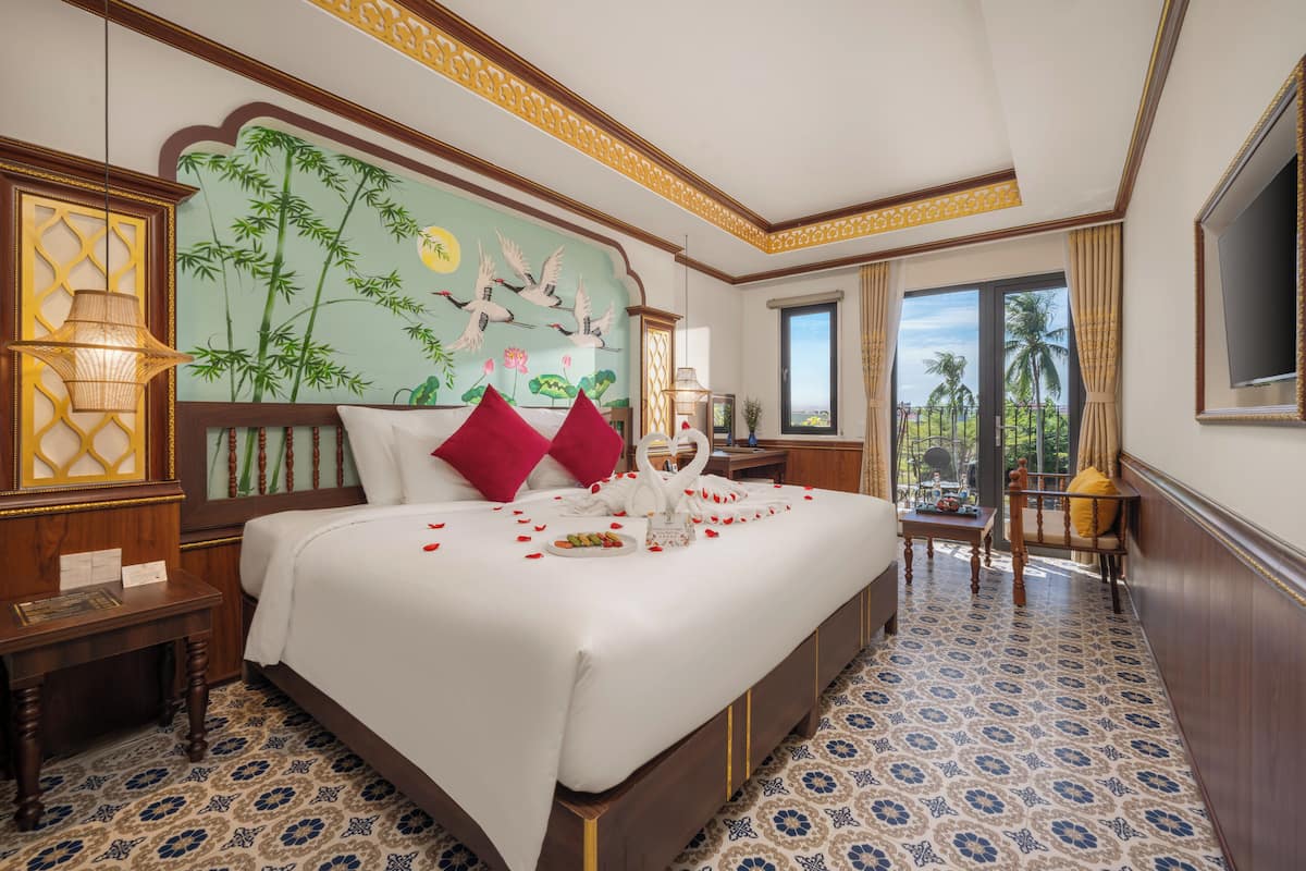 Junior King/Twin Suite, Bathtub, Balcony with Riverside View | Premium bedding, minibar, in-room safe, desk