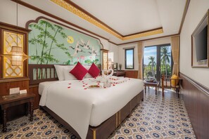 Junior King/Twin Suite, Bathtub, Balcony with Riverside View