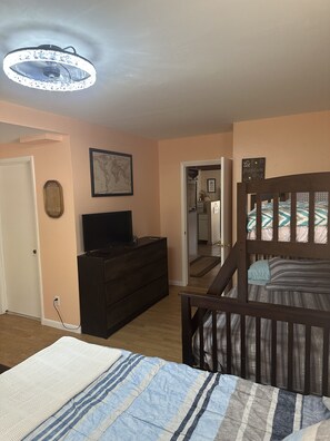 2 Schlafzimmer, Schreibtisch, Reisekinderbett, kostenloses WLAN