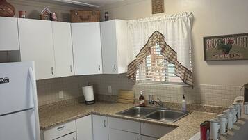 Kylskåp, mikrovågsugn, ugn och spishäll