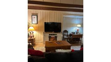 Smart-tv, eldstad, dvd-spelare och ett filmbibliotek