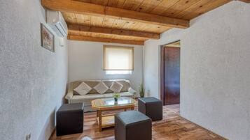 Una televisión, una chimenea