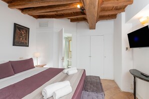 1 slaapkamer, een strijkplank/strijkijzer, gratis wifi, beddengoed