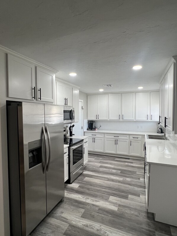 Réfrigérateur, micro-ondes, four, plaque de cuisson