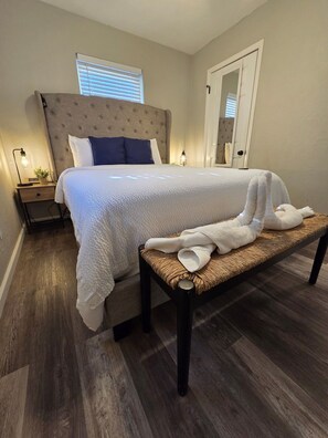 2 bedrooms, iron/ironing board, WiFi, bed sheets - Stylish, Cozy, and Clean 2 Bedroom (Lawton)