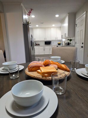 Dining - Stylish, Cozy, and Clean 2 Bedroom (Lawton)