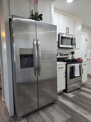 Fridge, microwave, oven, stovetop - Stylish, Cozy, and Clean 2 Bedroom (Lawton)