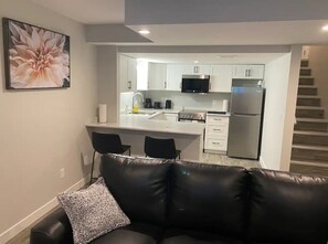 Smart TV - Royale - Brand New & Cozy 1BR Basement @ Rosewood. (Saskatoon)