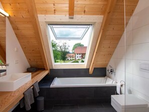 Badewanne, kostenlose Toilettenartikel, Haartrockner, Handtücher