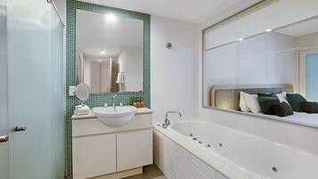 Hiustenkuivaaja, pyyhkeet, saippua, sampoo