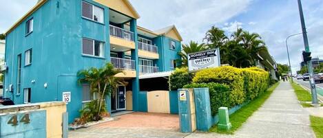 Vista frontal de la propiedad