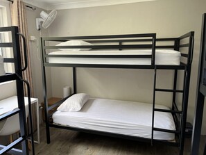 Basic Shared Dormitory - Homely Inn Queen Street (Southport)
