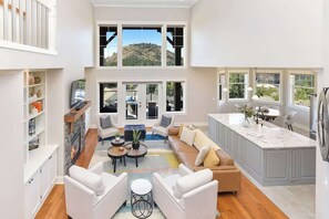 TV, fireplace, offices - Mount Finlayson View Villa (Victoria)