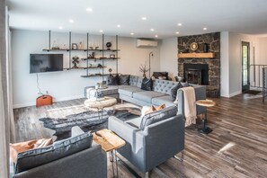 تلفزيون ذكي، مدفأة، كرة قدم الطاولة، تنس طاولة