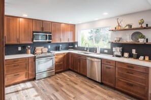 Fridge, microwave, oven, stovetop - Beverly Heights Retreat (Vancouver)