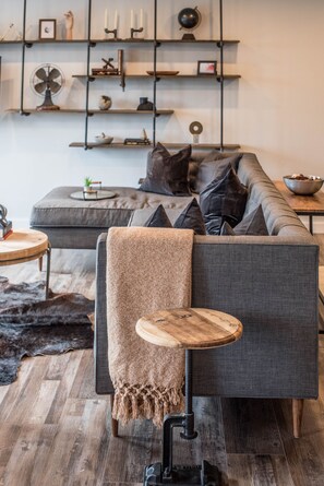 Smart TV, fireplace, table football, ping pong - Beverly Heights Retreat (Vancouver)