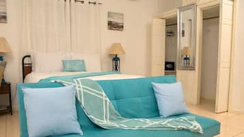 Chambre simple Confort, 1 chambre, accès à la piscine, vue sur le canal | Rideaux d’obscurcissement, fer et planche à repasser