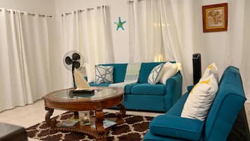 Comfort-Haus, 2 Schlafzimmer | Wohnbereich | 46-Zoll-Smart-TV mit Digitalempfang, Fernseher, Netflix