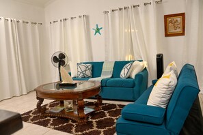 Living area - Villa Serenity by the water (Providenciales)