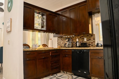 Comfort House, 2 Bedrooms | Private kitchen | Microwave, cookware/dishes/utensils, spices, cleaning supplies