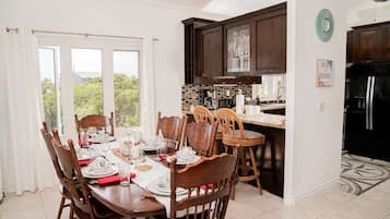 Comfort House, 2 Bedrooms | Dining room