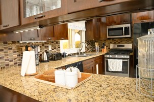 Comfort House, 2 Bedrooms | Private kitchen | Microwave, cookware/dishes/utensils, spices, cleaning supplies