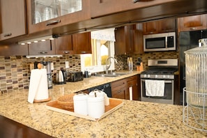 Comfort huis, 2 slaapkamers | Privékeuken | Een microgolfoven, kookgerei, borden en bestek, kruiden