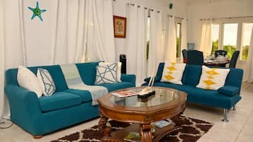 Comfort-Haus, 2 Schlafzimmer | Wohnbereich | 46-Zoll-Smart-TV mit Digitalempfang, Fernseher, Netflix