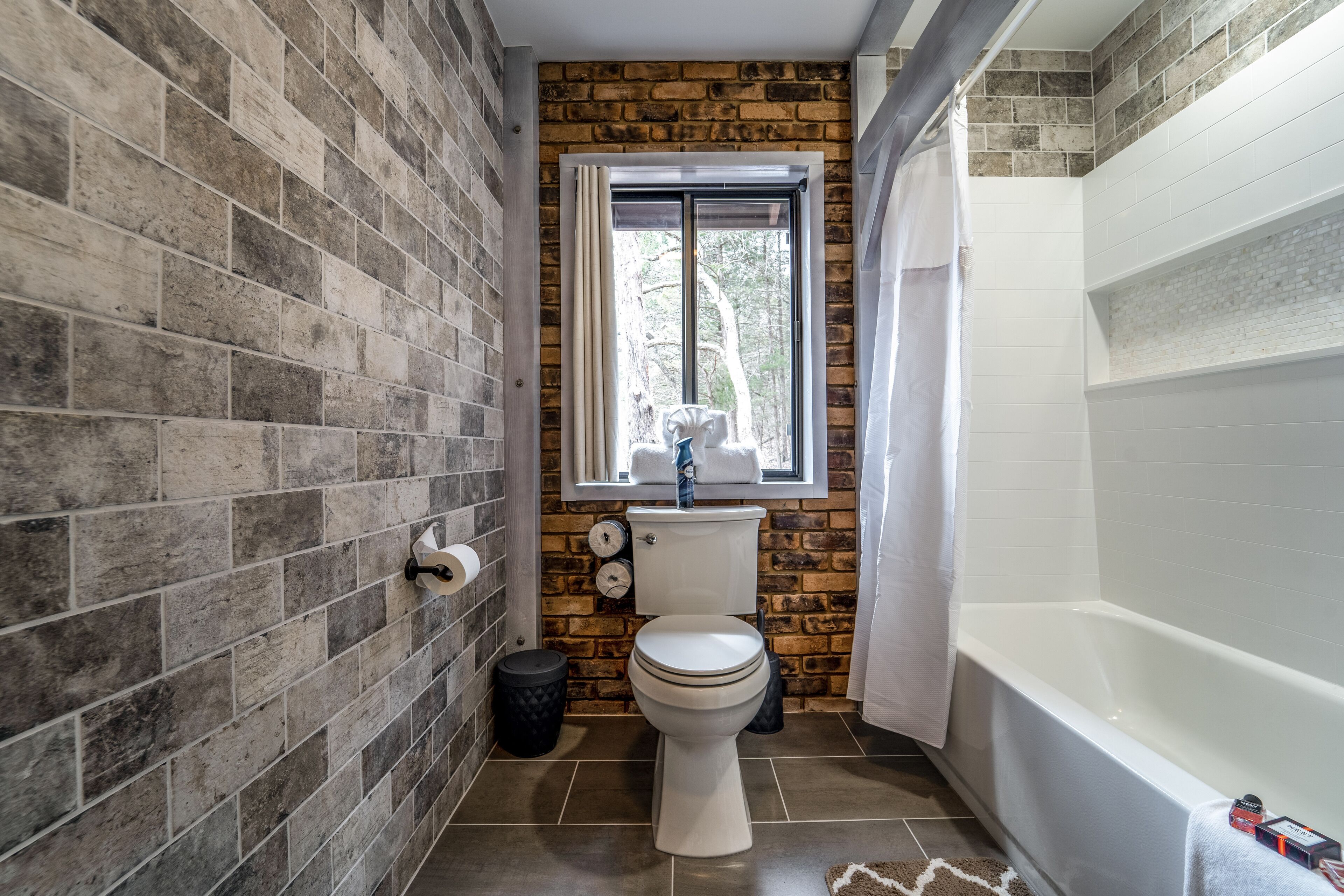 Un baño con inodoro, ventana y bañera.