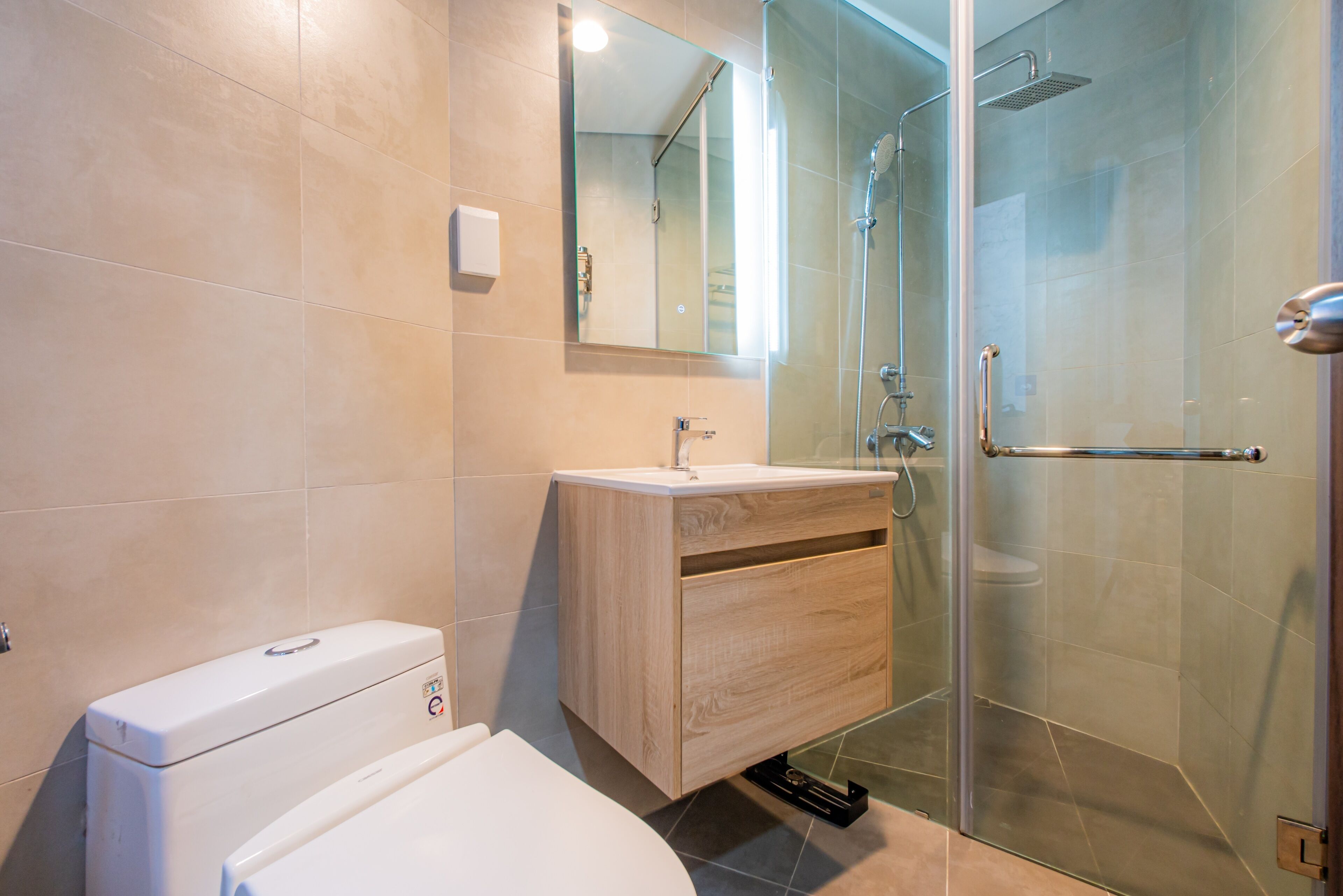 Deluxe Apartment | Bathroom | Shower, rainfall showerhead, free toiletries, hair dryer