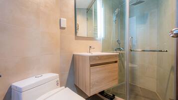 Deluxe Apartment | Bathroom | Shower, rainfall showerhead, free toiletries, hair dryer