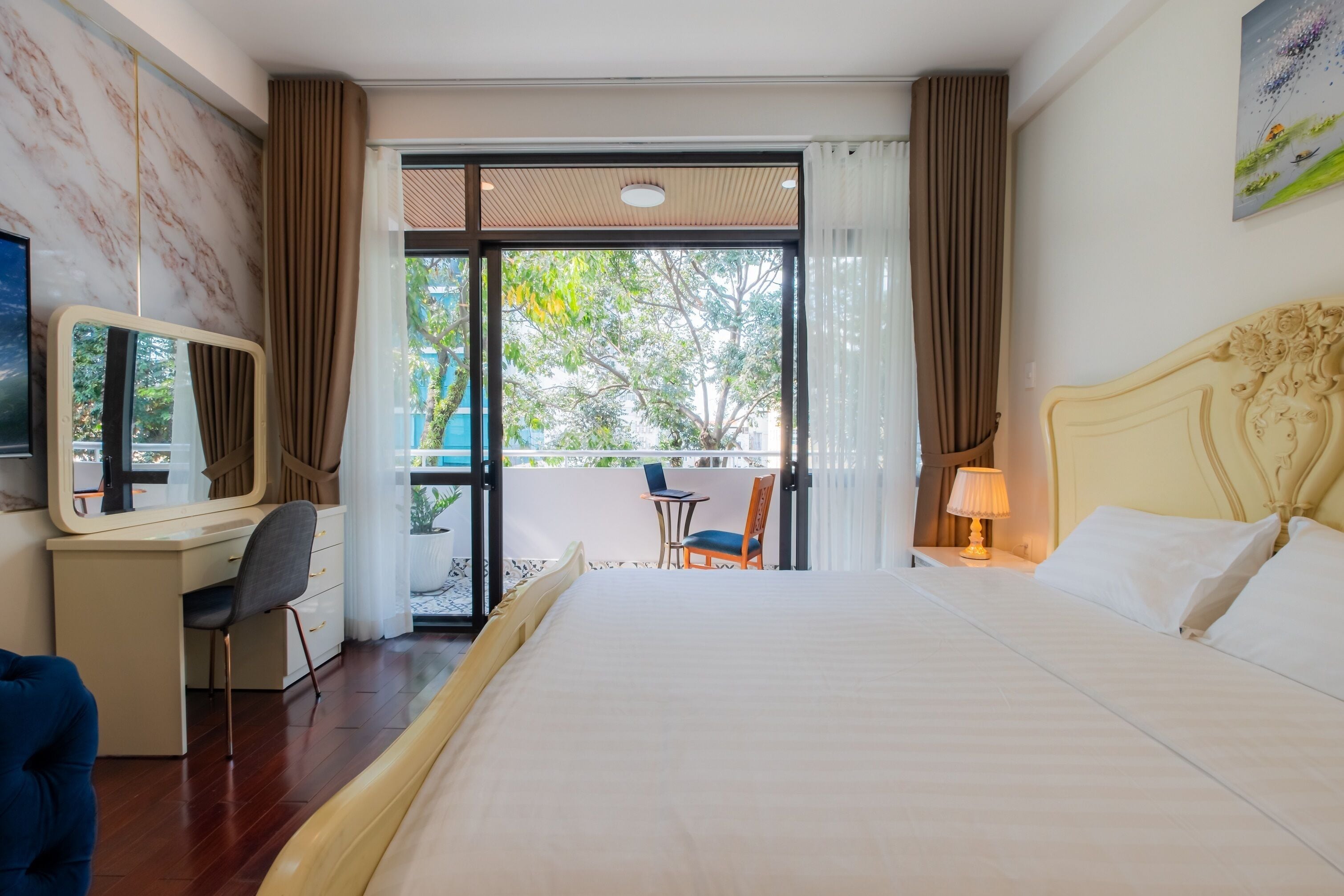 Desk, free WiFi, bed sheets