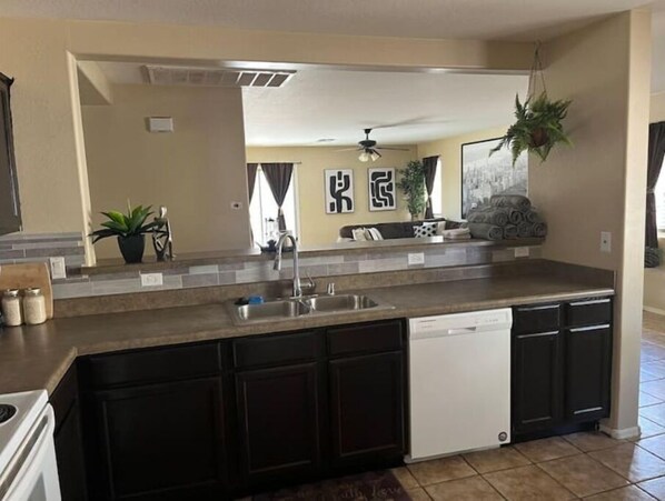 Private kitchen - Cozy 4 bedroom home! (Phoenix)