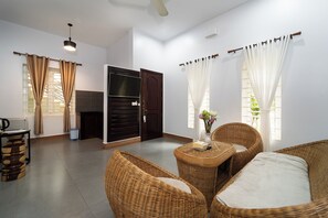 32-inch flat-screen TV with cable channels, TV, fireplace - SANNA VILLA Residence (Siem Reap)
