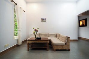 Family Villa 4 Bedrooms Balcony Pool View | Living room | 32-inch flat-screen TV with cable channels, TV, fireplace - SANNA VILLA Residence (Siem Reap)